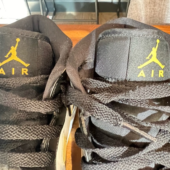 Nike Air Jordan Mid 554724-177 pollen, bulk, white. Like new!! - Picture 8 of 13